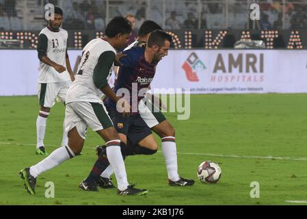 Il giocatore di leggende del FC Barcelona Javier Saviola (C) combatte per la palla contro i giocatori delle leggende del FC e di Mohun Bagan AC durante una partita di esibizione tra le leggende del FC Barcelona e le leggende del Mohun Bagan AC allo stadio Yuva Bharati Kirrangan di Kolkata il 28 settembre 2018. FC Barcellona 6 Goal e Mohanbagan - 0. (Foto di Debajyoti Chakraborty/NurPhoto) Foto Stock