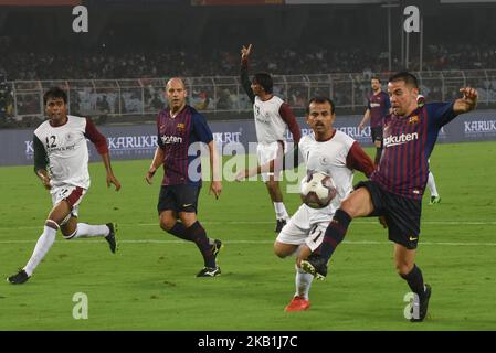 Il giocatore di leggende del FC Barcelona Javier Saviola (C) combatte per la palla contro i giocatori delle leggende del FC e di Mohun Bagan AC durante una partita di esibizione tra le leggende del FC Barcelona e le leggende del Mohun Bagan AC allo stadio Yuva Bharati Kirrangan di Kolkata il 28 settembre 2018. FC Barcellona 6 Goal e Mohanbagan - 0. (Foto di Debajyoti Chakraborty/NurPhoto) Foto Stock