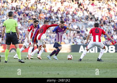 FC Barcelona inoltra Lionel messi (10), centrocampista del Club Athletic Raul Garcia (22), centrocampista del Club Athletic Dani Garcia (16) e difensore del Club Athletic Mikel San Jose (6) durante la partita del FC Barcelona contro il Club Athletic, per il round 7 della Liga Santander, Giocato a Camp Nou il 29th settembre 2018 a Barcellona, Spagna. (Foto di Mikel Trigueros/Urbanandsport/NurPhoto) Foto Stock