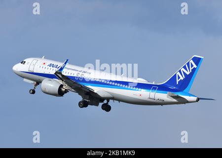 Tokyo, Giappone - 18 aprile 2021: Tutti gli aerei passeggeri della Nippon Airways (ANA) Airbus A320-200N (JA213A) decolgono all'aeroporto internazionale di Tokyo. Foto Stock