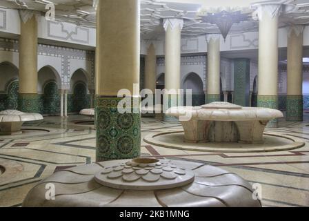 Sala per abluzioni all'interno della Moschea di Hassan II nella città di Casablanca, Marocco, Africa. La Moschea di Hassan II è la più grande moschea del Marocco e la 7th più grande al mondo. (Foto di Creative Touch Imaging Ltd./NurPhoto) Foto Stock