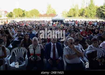 La gente partecipa all'attivista palestinese Ahed Tamimi per partecipare agli anni 'FiestaPCE18 in un grande atto di solidarietà con la Palestina a Madrid il 29th settembre 2018. Ha preso parte al FiestaPCE18 ad un grande atto di solidarietà con il popolo palestinese. (Foto di Juan Carlos Lucas/NurPhoto) Foto Stock