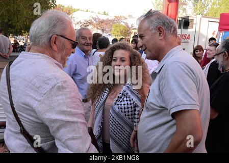 Ahed Tamimi con Julio Anguita (insegnante e politico spagnolo) durante gli anni 'FiestaPCE18 in un grande atto di solidarietà con la Palestina a Madrid il 29th settembre 2018. Ha preso parte al FiestaPCE18 ad un grande atto di solidarietà con il popolo palestinese. (Foto di Juan Carlos Lucas/NurPhoto) Foto Stock