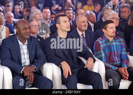 (L-R) ex campione di boxe del mondo Evander Holyfield, campione ucraino di boxe pesante Vladimir Klitschko e pugile ucraino Oleksandr Usyk partecipano all'apertura ufficiale della Convenzione WBC (World Boxing Council) del 56th a Kiev, in Ucraina, il 01 ottobre 2018. La Convenzione WBC del 56th si svolge a Kiev dal 30 settembre al 05 ottobre. La manifestazione partecipa alle leggende del pugilato Lennox Lewis, Evander Holyfield, Eric Morales, Alexander Usik, vitali Klitschko e a circa 700 partecipanti al congresso provenienti da 160 paesi. (Foto di NurPhoto) Foto Stock