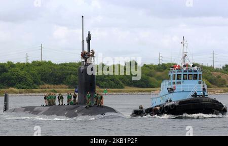 1 ottobre 2018 - Cape Canaveral, Florida, Stati Uniti - Un rimorchiatore accompagna la USS Indiana, un sottomarino ad attacco rapido alimentato da energia nucleare della Marina degli Stati Uniti, classe Virginia, mentre parte da Port Canaveral in Florida il 1 ottobre 2018, durante il suo primo viaggio come sottomarino commissionato. La USS Indiana, lunga quasi 380 metri, è stata commissionata in una cerimonia a Port Canaveral il 29 settembre 2018, ed è il sottomarino ad attacco rapido della Marina di Virginia-Class del 16th. (Foto di Paul Hennessy/NurPhoto) Foto Stock