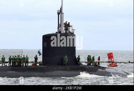 1 ottobre 2018 - Cape Canaveral, Florida, Stati Uniti - la USS Indiana, un sottomarino ad attacco rapido di classe Virginia alimentato da energia nucleare, parte da Port Canaveral in Florida il 1 ottobre 2018, durante il suo primo viaggio come sottomarino commissionato. La USS Indiana, lunga quasi 380 metri, è stata commissionata in una cerimonia a Port Canaveral il 29 settembre 2018, ed è il sottomarino ad attacco rapido della Marina di Virginia-Class del 16th. (Foto di Paul Hennessy/NurPhoto) Foto Stock