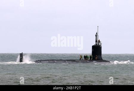 1 ottobre 2018 - Cape Canaveral, Florida, Stati Uniti - la USS Indiana, un sottomarino ad attacco rapido di classe Virginia alimentato da energia nucleare, parte da Port Canaveral in Florida il 1 ottobre 2018, durante il suo primo viaggio come sottomarino commissionato. La USS Indiana, lunga quasi 380 metri, è stata commissionata in una cerimonia a Port Canaveral il 29 settembre 2018, ed è il sottomarino ad attacco rapido della Marina di Virginia-Class del 16th. (Foto di Paul Hennessy/NurPhoto) Foto Stock