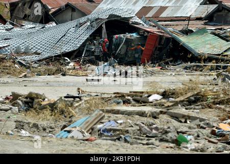 I residenti di Palu cercano le famiglie nelle rovine di una casa che è crollata nel recente terremoto e tsunami, vicino a Talise Beach a Palu, Sulawesi centrale, Indonesia, ottobre, 2,2018. Secondo i rapporti, almeno 844 persone sono morte a causa di una serie di potenti terremoti che hanno colpito il centro di Sulawesi il 28 settembre 2018 che hanno scatenato uno tsunami. (Foto di Dasril Roszandi/NurPhoto) Foto Stock