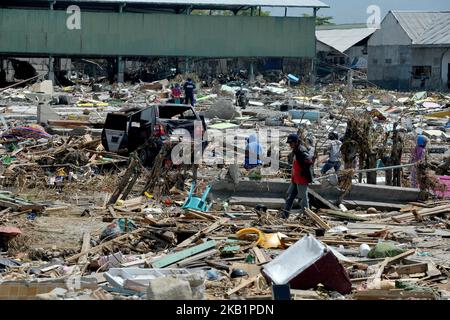 I residenti di Palu cercano famiglie nelle rovine di una casa crollata nel recente terremoto e tsunami, vicino a Talise Beach a Palu, Sulawesi centrale, Indonesia, 2 ottobre 2018. Secondo i rapporti, almeno 844 persone sono morte a causa di una serie di potenti terremoti che hanno colpito il centro di Sulawesi il 28 settembre 2018 che hanno scatenato uno tsunami. (Foto di Dasril Roszandi/NurPhoto) Foto Stock