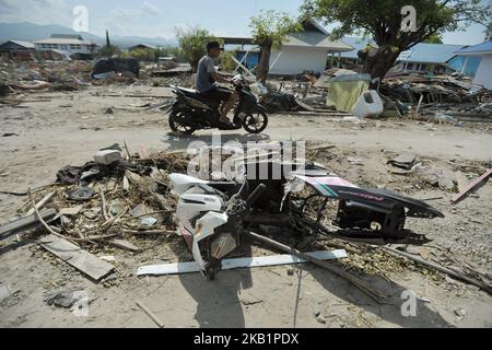 I residenti di Palu cercano le famiglie nelle rovine di una casa che è crollata nel recente terremoto e tsunami, vicino a Talise Beach a Palu, Sulawesi centrale, Indonesia, ottobre, 2,2018. Secondo i rapporti, almeno 844 persone sono morte a causa di una serie di potenti terremoti che hanno colpito il centro di Sulawesi il 28 settembre 2018 che hanno scatenato uno tsunami. (Foto di Dasril Roszandi/NurPhoto) Foto Stock