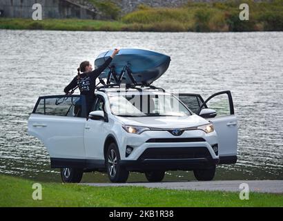 Una giovane donna prepara il kayak per una corsa nel parco statale Francis Slocum Lake 567 Mt Olivet Rd, Wyoming, PA 18644. Luzerne, contea. Kingston Township. Foto Stock