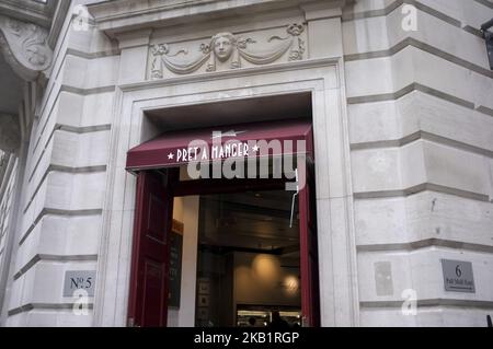 Un negozio Pret A Manger è raffigurato nel centro di Londra il 3 ottobre 2018. Pret A Manger elencherà tutti gli ingredienti, compresi gli allergeni, sui suoi prodotti appena fatti, a seguito della morte di un adolescente che ha avuto una reazione allergica dopo aver mangiato un panino Pret all'aeroporto di Heathrow nel 2016. (Foto di Alberto Pezzali/NurPhoto) Foto Stock