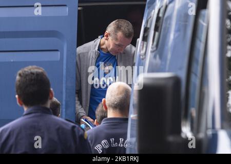 Bitcoin frode e riciclaggio sospetto Alexander Vinnik sta lasciando il furgone di trasporto per entrare nei tribunali greci a Salonicco per essere interrogato dagli investigatori francesi il 1 ottobre 2018 a Salonicco, Grecia (Foto di Nicolas Economou/NurPhoto) Foto Stock