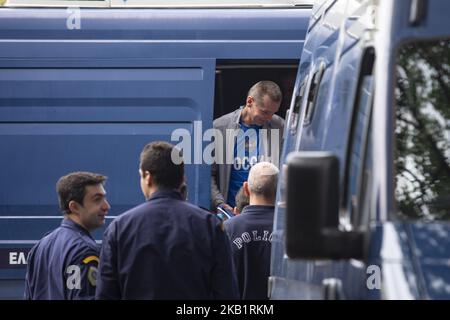 Bitcoin frode e riciclaggio sospetto Alexander Vinnik sta lasciando il furgone di trasporto per entrare nei tribunali greci a Salonicco per essere interrogato dagli investigatori francesi il 1 ottobre 2018 a Salonicco, Grecia (Foto di Nicolas Economou/NurPhoto) Foto Stock