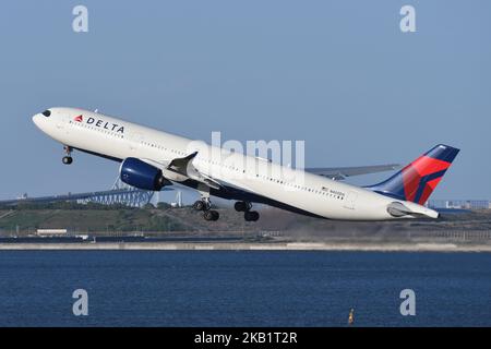 Tokyo, Giappone - 18 aprile 2021: Decollo dell'aereo passeggeri Delta Air Lines Airbus A330-900 (N405DX) all'aeroporto internazionale di Tokyo. Foto Stock