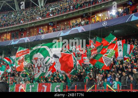 Fan di Lokomotiv Mosca durante la partita di Gruppo D della UEFA Champions League tra FC Lokomotiv Moscow e FC Schalke 04 allo stadio Lokomotiv il 3 ottobre 2018 a Mosca, Russia. (Foto di Alex Cavendish/NurPhoto) Foto Stock