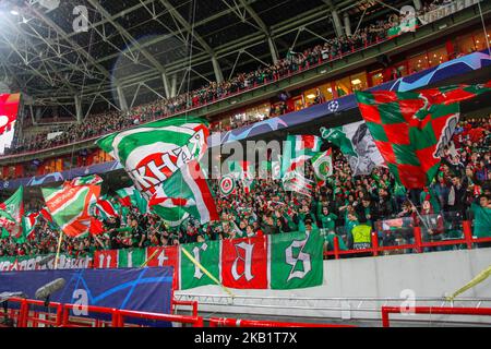 Fan di Lokomotiv Mosca durante la partita di Gruppo D della UEFA Champions League tra FC Lokomotiv Moscow e FC Schalke 04 allo stadio Lokomotiv il 3 ottobre 2018 a Mosca, Russia. (Foto di Alex Cavendish/NurPhoto) Foto Stock