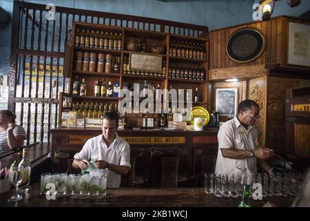 La Bodeguita del Medio a l'Avana, Cuba, il luogo di nascita di Mojito, una famosa attrazione turistica ed è stata una delle mete preferite da celebrità come Ernest Hemingway, Pablo Neruda, Gabriel Garcia Marquez e molto altro. Il posto fu aperto nel 1942 e si chiamò Casa Martinez e vendeva prodotti tipici cubani, in seguito fu trasformato in un ristorante. (Foto di Nicolas Economou/NurPhoto) Foto Stock