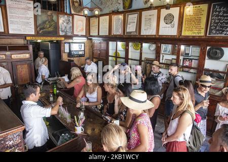 La Bodeguita del Medio a l'Avana, Cuba, il luogo di nascita di Mojito, una famosa attrazione turistica ed è stata una delle mete preferite da celebrità come Ernest Hemingway, Pablo Neruda, Gabriel Garcia Marquez e molto altro. Il posto fu aperto nel 1942 e si chiamò Casa Martinez e vendeva prodotti tipici cubani, in seguito fu trasformato in un ristorante. (Foto di Nicolas Economou/NurPhoto) Foto Stock