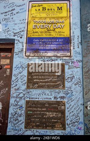 La Bodeguita del Medio a l'Avana, Cuba, il luogo di nascita di Mojito, una famosa attrazione turistica ed è stata una delle mete preferite da celebrità come Ernest Hemingway, Pablo Neruda, Gabriel Garcia Marquez e molto altro. Il posto fu aperto nel 1942 e si chiamò Casa Martinez e vendeva prodotti tipici cubani, in seguito fu trasformato in un ristorante. (Foto di Nicolas Economou/NurPhoto) Foto Stock