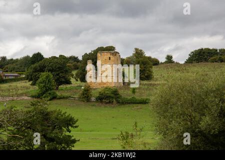 Scarborough, Regno Unito: West Ayton Castle, una torre di Pele del 14th ° secolo in rovina nel North Yorkshire. Foto Stock