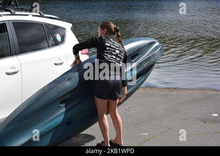 Una giovane donna prepara il kayak per una corsa nel parco statale Francis Slocum Lake 567 Mt Olivet Rd, Wyoming, PA 18644. Luzerne, contea. Kingston Township. Foto Stock