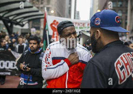 I dimostranti protestano mentre celebrano il verdetto nel processo per omicidio del poliziotto Jason Van Dyke di Chicago lungo Michigan Avenue il 5 ottobre 2018 a Chicago, Illinois. La condanna avrà luogo il 31 ottobre 2018. (Foto di Jim Vondruska/NurPhoto) Foto Stock