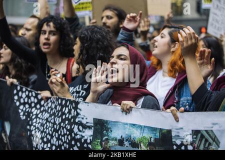 I dimostranti protestano mentre celebrano il verdetto nel processo per omicidio del poliziotto Jason Van Dyke di Chicago lungo Michigan Avenue il 5 ottobre 2018 a Chicago, Illinois. La condanna avrà luogo il 31 ottobre 2018. (Foto di Jim Vondruska/NurPhoto) Foto Stock