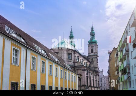 Chiesa dell'Assunzione della Beata Vergine Maria (Kościół Wniebowzięcia Najświętszej Marii Panny) e la corte vescovile circondata da un edificio storico Foto Stock