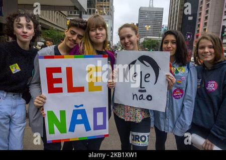 I dimostranti partecipano a una protesta femminile contro il candidato presidenziale brasiliano di destra Jair Bolsonaro, chiamata da una campagna di social media sotto l'hashtag #EleNao (non lui) a San Paolo, Brasile, il 6 ottobre 2018. – I candidati che aspirano ad essere il prossimo presidente del Brasile stanno compiendo tentativi di stravolgere elettori indecisi in vista di una domenica di primo turno che un politico di estrema destra polarizzante, Jair Bolsonaro, è favorito per vincere. (Foto di Cris FAGA/NurPhoto) Foto Stock