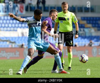 Marko Pjaca e Fortuna Dos Santos Wallace durante la Serie Italiana Una partita di calcio tra S.S. Lazio e Fiorentina allo Stadio Olimpico di Roma il 7 ottobre 2018. (Foto di Silvia Lore/NurPhoto) Foto Stock