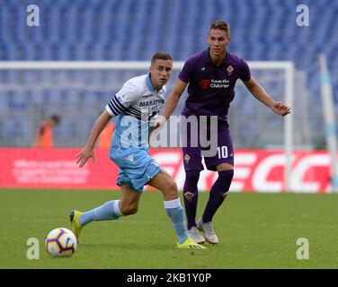 Marko Pjaca e Adam Marusic durante la Serie Italiana Una partita di calcio tra S.S. Lazio e Fiorentina allo Stadio Olimpico di Roma il 7 ottobre 2018. (Foto di Silvia Lore/NurPhoto) Foto Stock