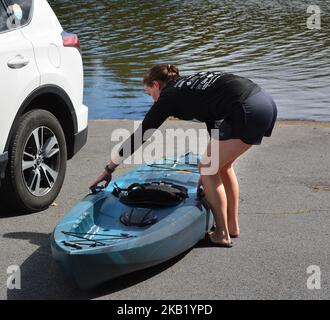 Una giovane donna prepara il kayak per una corsa nel parco statale Francis Slocum Lake 567 Mt Olivet Rd, Wyoming, PA 18644. Luzerne, contea. Kingston Township. Foto Stock