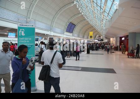 I passeggeri effettuano il check-in per i voli all'aeroporto internazionale Lester B. Pearson di Mississauga, Ontario, Canada. L'aeroporto internazionale Pearson è l'aeroporto più grande e trafficato del Canada. (Foto di Creative Touch Imaging Ltd./NurPhoto) Foto Stock