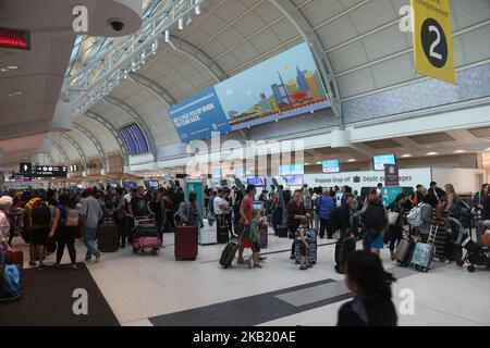 I passeggeri effettuano il check-in per i voli all'aeroporto internazionale Lester B. Pearson di Mississauga, Ontario, Canada. L'aeroporto internazionale Pearson è l'aeroporto più grande e trafficato del Canada. (Foto di Creative Touch Imaging Ltd./NurPhoto) Foto Stock