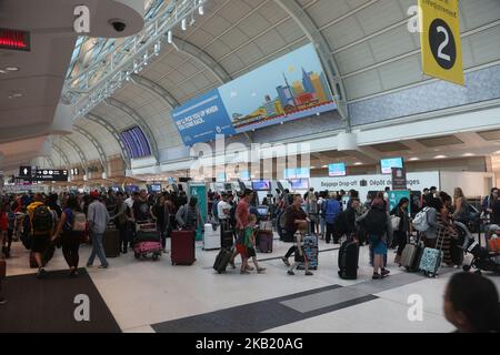 I passeggeri effettuano il check-in per i voli all'aeroporto internazionale Lester B. Pearson di Mississauga, Ontario, Canada. L'aeroporto internazionale Pearson è l'aeroporto più grande e trafficato del Canada. (Foto di Creative Touch Imaging Ltd./NurPhoto) Foto Stock