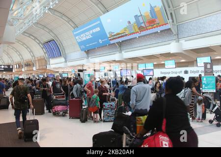 I passeggeri effettuano il check-in per i voli all'aeroporto internazionale Lester B. Pearson di Mississauga, Ontario, Canada. L'aeroporto internazionale Pearson è l'aeroporto più grande e trafficato del Canada. (Foto di Creative Touch Imaging Ltd./NurPhoto) Foto Stock