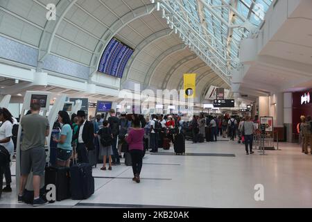 I passeggeri effettuano il check-in per i voli all'aeroporto internazionale Lester B. Pearson di Mississauga, Ontario, Canada. L'aeroporto internazionale Pearson è l'aeroporto più grande e trafficato del Canada. (Foto di Creative Touch Imaging Ltd./NurPhoto) Foto Stock