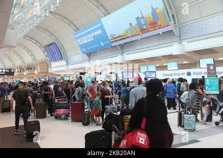 I passeggeri effettuano il check-in per i voli all'aeroporto internazionale Lester B. Pearson di Mississauga, Ontario, Canada. L'aeroporto internazionale Pearson è l'aeroporto più grande e trafficato del Canada. (Foto di Creative Touch Imaging Ltd./NurPhoto) Foto Stock