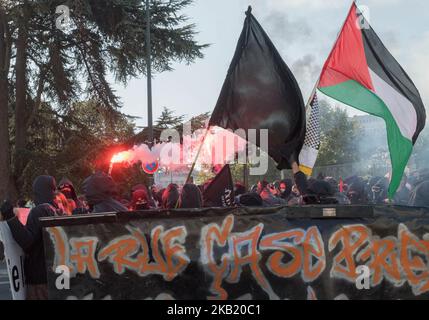 I manifestanti noti come "blocco nero" assistono a uno sciopero di un giorno a livello nazionale sulle politiche del presidente Emmanuel Macron il 9 ottobre 2018 a Nantes, nella Francia occidentale. (Foto di Estelle Ruiz/NurPhoto) Foto Stock