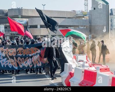 I manifestanti noti come "blocco nero" assistono a uno sciopero di un giorno a livello nazionale sulle politiche del presidente Emmanuel Macron il 9 ottobre 2018 a Nantes, nella Francia occidentale. (Foto di Estelle Ruiz/NurPhoto) Foto Stock