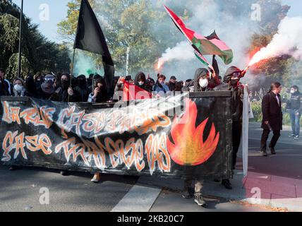 I manifestanti noti come "blocco nero" assistono a uno sciopero di un giorno a livello nazionale sulle politiche del presidente Emmanuel Macron il 9 ottobre 2018 a Nantes, nella Francia occidentale. (Foto di Estelle Ruiz/NurPhoto) Foto Stock