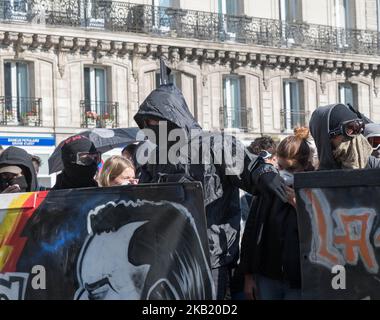 I manifestanti noti come "blocco nero" assistono a uno sciopero di un giorno a livello nazionale sulle politiche del presidente Emmanuel Macron il 9 ottobre 2018 a Nantes, nella Francia occidentale. (Foto di Estelle Ruiz/NurPhoto) Foto Stock