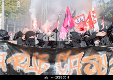 I manifestanti noti come "blocco nero" assistono a uno sciopero di un giorno a livello nazionale sulle politiche del presidente Emmanuel Macron il 9 ottobre 2018 a Nantes, nella Francia occidentale. (Foto di Estelle Ruiz/NurPhoto) Foto Stock