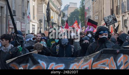 I manifestanti noti come "blocco nero" assistono a uno sciopero di un giorno a livello nazionale sulle politiche del presidente Emmanuel Macron il 9 ottobre 2018 a Nantes, nella Francia occidentale. (Foto di Estelle Ruiz/NurPhoto) Foto Stock