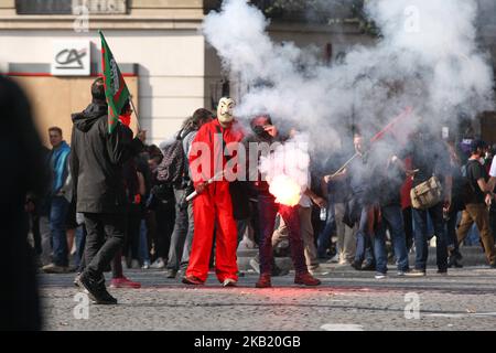 I manifestanti noti come "blocco nero" assistono a uno sciopero di un giorno a livello nazionale sulle politiche del presidente Emmanuel Macron il 9 ottobre 2018 a Parigi. (Foto di Michel Stoupak/NurPhoto) Foto Stock