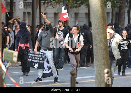 I manifestanti noti come "blocco nero" assistono a uno sciopero di un giorno a livello nazionale sulle politiche del presidente Emmanuel Macron il 9 ottobre 2018 a Parigi. (Foto di Michel Stoupak/NurPhoto) Foto Stock