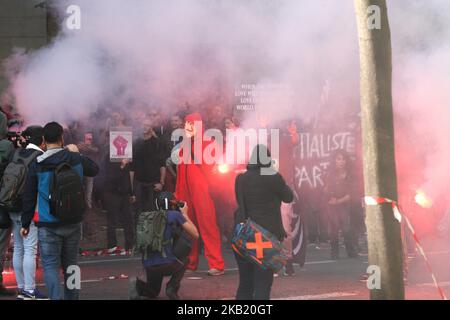 I manifestanti noti come "blocco nero" assistono a uno sciopero di un giorno a livello nazionale sulle politiche del presidente Emmanuel Macron il 9 ottobre 2018 a Parigi. (Foto di Michel Stoupak/NurPhoto) Foto Stock