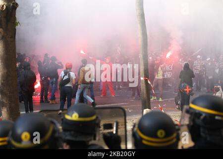 I manifestanti noti come "blocco nero" assistono a uno sciopero di un giorno a livello nazionale sulle politiche del presidente Emmanuel Macron il 9 ottobre 2018 a Parigi. (Foto di Michel Stoupak/NurPhoto) Foto Stock