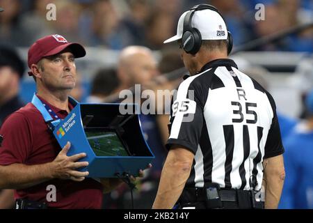 L'arbitro John Hussey recita una rappresentazione durante la prima metà di una partita di football tra i Green Bay Packers e i Detroit Lions a Detroit, Michigan USA, domenica 7 ottobre 2018. (Foto di Jorge Lemus/NurPhoto) Foto Stock